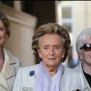 L'ancienne Première dame s'était installée à La Jonchère à la suite d'un problème d'ascenseur.

Michèle Laroque, Bernadette Chirac et Line Renaud lors du mariage de Claude Chirac et Frédéric Salat-Baroux à la mairie du 6e arrondissement de Paris.