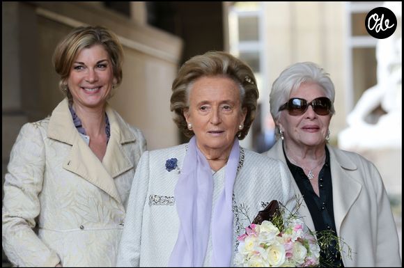 L'ancienne Première dame s'était installée à La Jonchère à la suite d'un problème d'ascenseur.

Michèle Laroque, Bernadette Chirac et Line Renaud lors du mariage de Claude Chirac et Frédéric Salat-Baroux à la mairie du 6e arrondissement de Paris.