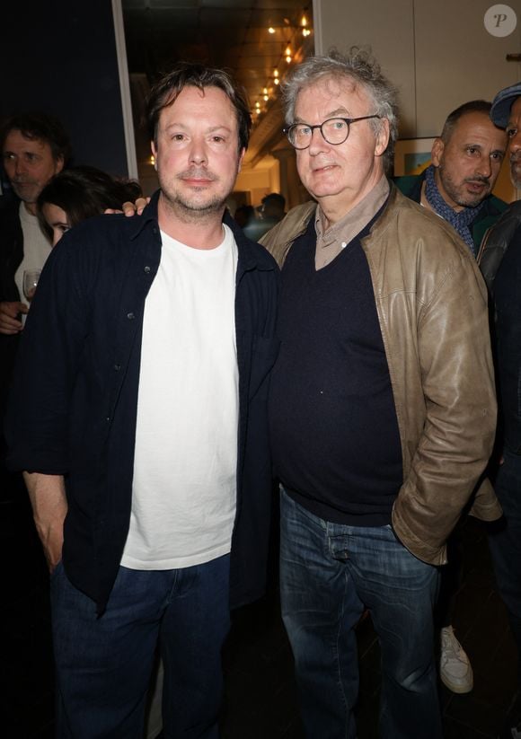 Exclusif - Davy Sardou et Dominique Besnehard lors de la générale de la pièce "Amis pour la vie" au théâtre de l'Oeuvre à Paris le 24 avril 2025. La représentation est suivie d'un cocktail.

© Coadic Guirec / Bestimage