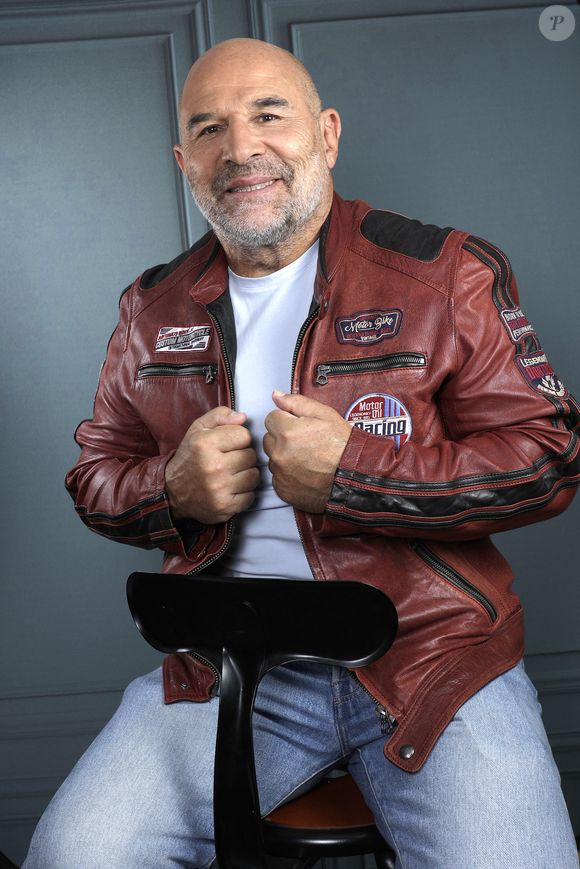 Il s'agit de l'ancien rugbyman Vincent Moscato, actuellement en vacances dans l'émirat avec son épouse.

Exclusif - Portrait de Vincent Moscato à Paris, le 2 septembre 2025.
© Cédric Perrin/Bestimage