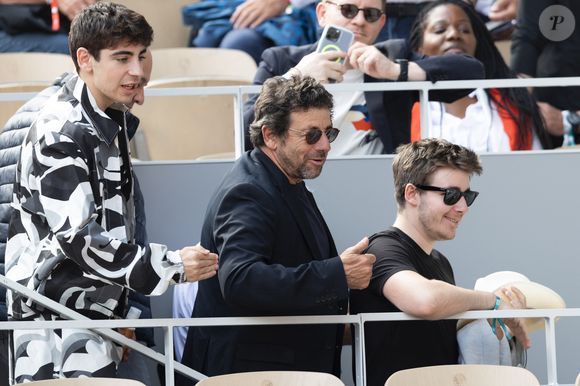 Sur les réseaux sociaux, il a annoncé deux projets importants qui voient le jour en ce moment pour son plus grand plaisir.

Patrick Bruel, ses fils Oscar et Leon Bruel dans les tribunes lors des Internationaux de France de Tennis de Roland Garros 2025. Paris,

© Jacovides / Moreau / Bestimage