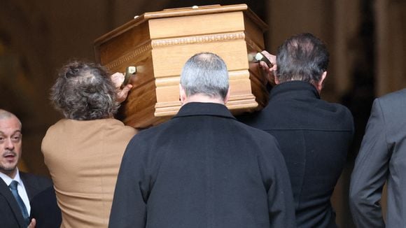 Jean Dujardin et Albert Dupontel unis pour porter le cercueil de Bertrand Blier : moment fort en l'église Saint-Roch