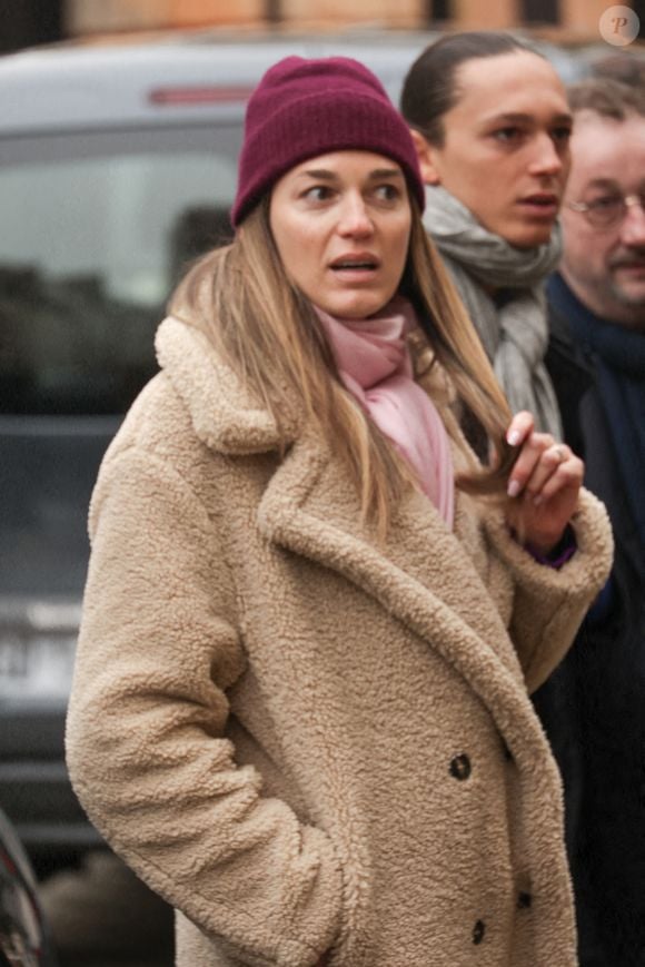 Louise a suivi les traces de son papa

Louise Petitrenaud et Antonin Petitrenaud assistant à la cérémonie d'enterrement de Jean-Luc Petitrenaud à l'église Saint-Pierre du Gros Caillou dans le 7e arrondissement de Paris, France, le 17 janvier 2025. Jean-Luc Petitrenaud, critique gastronomique et personnalité de la télévision française, est décédé le 10 janvier à l'âge de 74 ans. Photo par Nasser Berzane/ABACAPRESS.COM