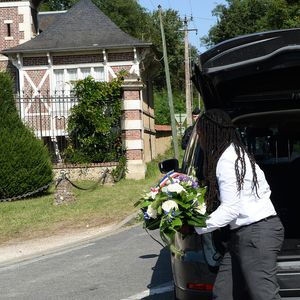 Les fans rendent hommage à Alain Delon devant la grille de sa propriété à Douchy-Montcorbon pendant ses obsèques le 24 août 2024. Agence / Bestimage