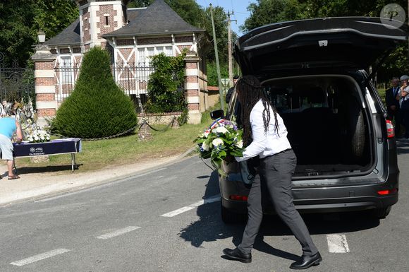 Les fans rendent hommage à Alain Delon devant la grille de sa propriété à Douchy-Montcorbon pendant ses obsèques le 24 août 2024. Agence / Bestimage