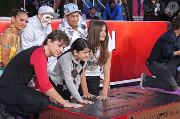Blanket Jackson, Prince Jackson, Paris Jackson - Michael Jackson immortalise par ses enfants lors d'une cérémonie à Los Angeles le 26 janvier 2012. © STARMAX / BESTIMAGE