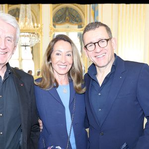 Créé en 2003, le grand prix récompense un lauréat, personne physique ou personne morale d’expression française, dont l’œuvre ou l’action contribue au progrès de la langue française, à son rayonnement et à sa promotion.

Nicole et Gilbert Coullier, Dany Boon - Dany Boon reçoit des mains de Rachida Dati le Grand Prix Raymond Devos de la langue française 2025 au Salon Jérôme du Ministère de la Culture à Paris le 21 mars 2025.© Alain Guizard/Bestimage