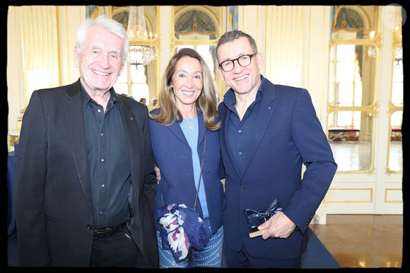 Créé en 2003, le grand prix récompense un lauréat, personne physique ou personne morale d’expression française, dont l’œuvre ou l’action contribue au progrès de la langue française, à son rayonnement et à sa promotion.

Nicole et Gilbert Coullier, Dany Boon - Dany Boon reçoit des mains de Rachida Dati le Grand Prix Raymond Devos de la langue française 2025 au Salon Jérôme du Ministère de la Culture à Paris le 21 mars 2025.© Alain Guizard/Bestimage