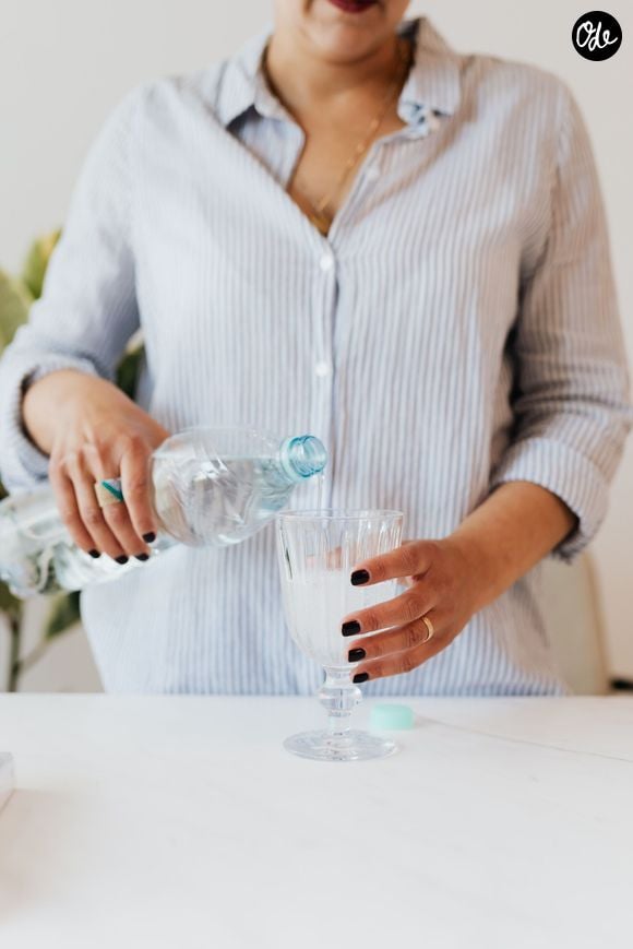 L'ingénieur chimiste Diego Fernández propose une recette simple associant bicarbonate, eau tiède et savon liquide.