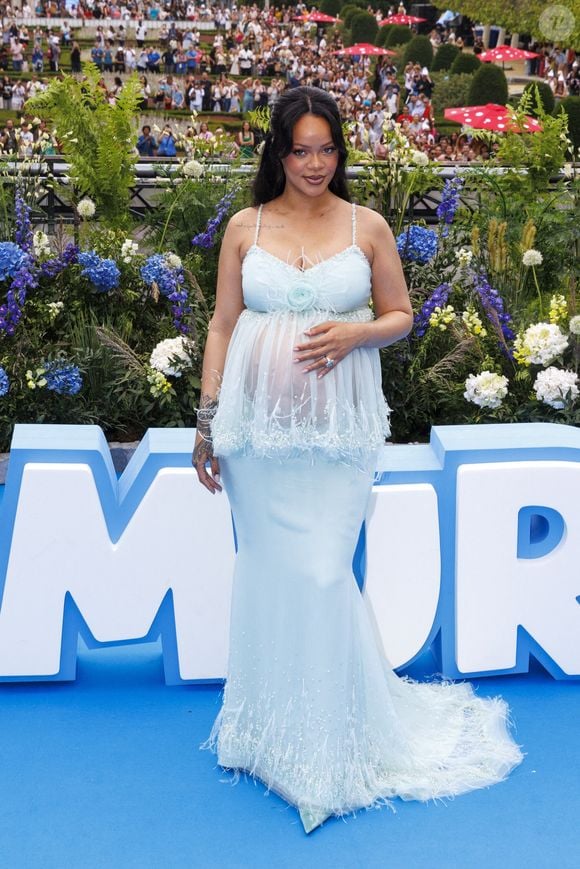 L’ensemble qu’elle portait alors était transparent au niveau de son ventre, l’occasion pour elle de montrer son baby bump.


La chanteuse Robyn Rihanna Fenty photographiée lors de la première mondiale du nouveau film 'De Smurfen/ Les Schtroumpfs, le 28 juin 2025 à Bruxelles, Belgique. Photo by ABACAPRESS.COM