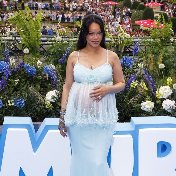 L’ensemble qu’elle portait alors était transparent au niveau de son ventre, l’occasion pour elle de montrer son baby bump.


La chanteuse Robyn Rihanna Fenty photographiée lors de la première mondiale du nouveau film 'De Smurfen/ Les Schtroumpfs, le 28 juin 2025 à Bruxelles, Belgique. Photo by ABACAPRESS.COM