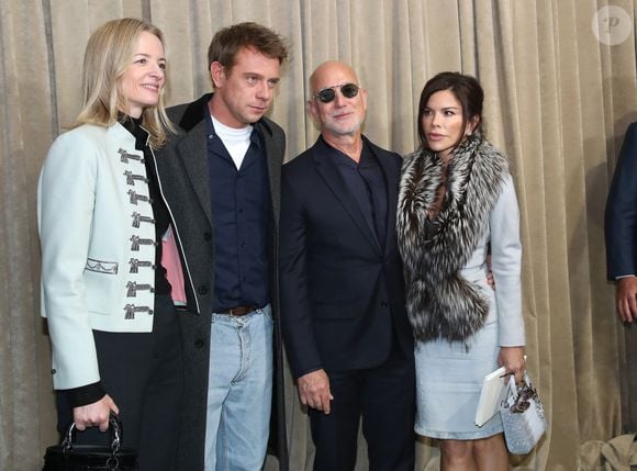 Delphine Arnault (Directrice générale de Dior), Jonathan Anderson (Dir. Artistique), Jeff Bezos et sa femme Lauren Sánchez posent à la suite du Défilé de Mode Christian Dior, Collection Haute Couture Printemps/Été 2026, dans le cadre de la Fashion Week de Paris, France, le 26 Janvier 2026.

© Bertrand Rindoff / Bestimage