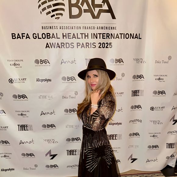 Sa pièce préférée est la cuisine, aménagée par un ami, où elle aime cuisiner tout en restant avec ses proches.

Hélène Ségara porte une robe Christophe Guillarmé pour la cérémonie BAFA Paris Franco Arménienne à l'Intercontinental Paris le 21 novembre 2025.

© Christophe Guillarmé via Bestimage