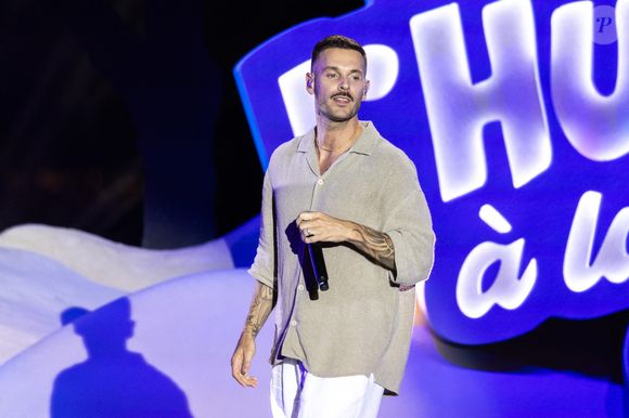 Exclusif - M. Pokora, arborant un nouveau look, une moustache et une nouvelle coupe, pour le tournage d'un film cet été dont l'action va se dérouler dans les années 40 - Enregistrement de l'émission "L'humour à la plage" pour la 2eme édition du festival de Juan les Pins à la pinède Gould le 27 juin 2025. © Bruno Bebert / Bestimage