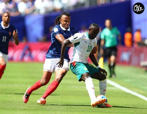 Le Français Jules Koundé aux côtés du Sénégalais Sadio Mané lors du match de football opposant la France au Sénégal dans le cadre de la Coupe du monde de la FIFA (WM, Weltmeisterschaft) au MetLife Stadium, dans le New Jersey. 

 Match de groupe I "France - Sénégal (3-1)" lors de la Coupe du Monde FIFA 2026 (FIFA World Cup 2026) le 16 juin 2026. © PsnewZ/Bestimage