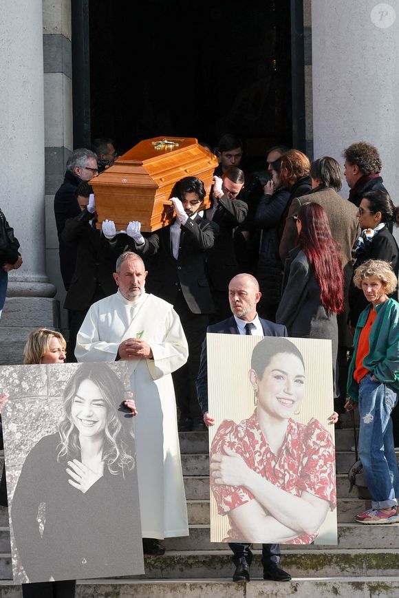 Deux portraits de l'actrice suivis du cercueil de la défunte à la sortie des obsèques d'Emilie Dequenne au cimetière Père Lachaise à Paris, France, le 26 mars 2025. © Cyril Moreau/Bestimage