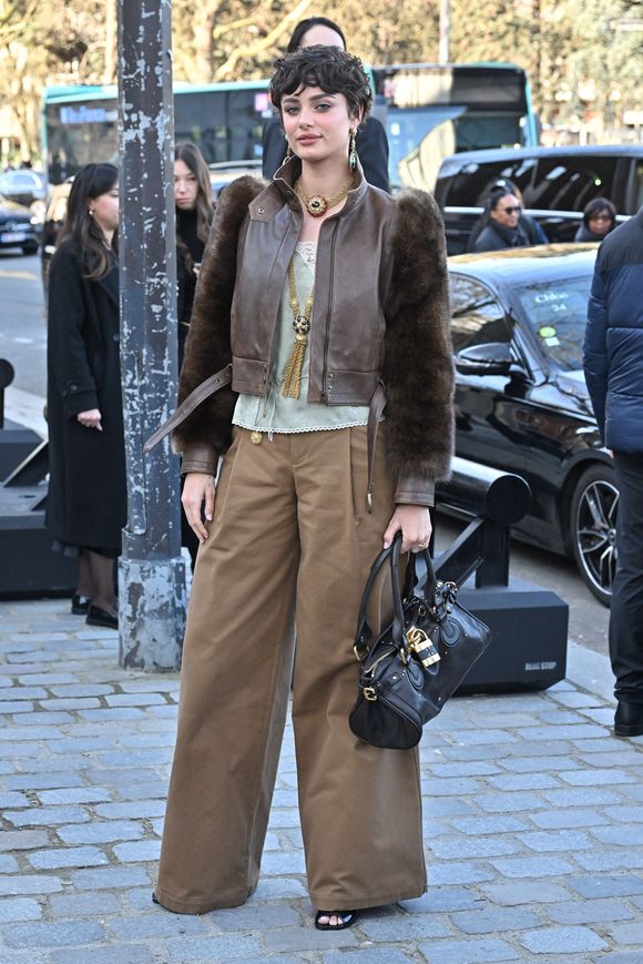 Taylor Hill arrivant au défilé Chloe pendant la semaine de la mode à Paris, France, le 6 mars 2025. Photo by Julien Reynaud/APS-Medias/ABACAPRESS.COM