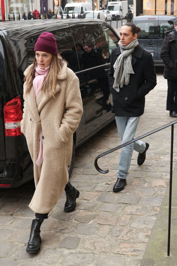 Louise et Antonin sont les deux enfants de Jean-Luc Petitrenaud

Louise Petitrenaud et Antonin Petitrenaud assistant à la cérémonie d'enterrement de LEUR P7RE  Jean-Luc Petitrenaud à l'église Saint-Pierre du Gros Caillou dans le 7e arrondissement de Paris, France. Photo par Nasser Berzane/ABACAPRESS.COM