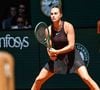 Le collier, signé Material Good, est estimé à 75 000 dollars et contient des grenats rappelant la terre battue ainsi que des diamants.

Aryna Sabalenka - Match lors des Internationaux de France de Tennis de Roland Garros 2026, le 26 mai 2026.
© Baptiste Autissier / PsnewZ / Bestimage