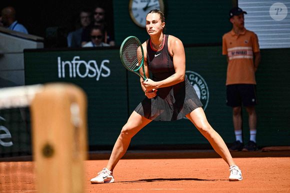 Le collier, signé Material Good, est estimé à 75 000 dollars et contient des grenats rappelant la terre battue ainsi que des diamants.

Aryna Sabalenka - Match lors des Internationaux de France de Tennis de Roland Garros 2026, le 26 mai 2026.
© Baptiste Autissier / PsnewZ / Bestimage