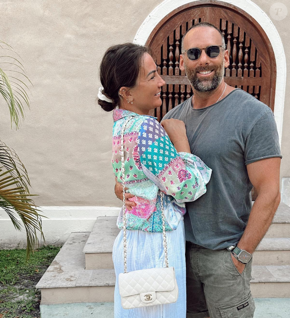 Charles, le charmant frère de Faustine Bollaert, et sa compagne Clémence, ancienne candidate de télé-réalité.