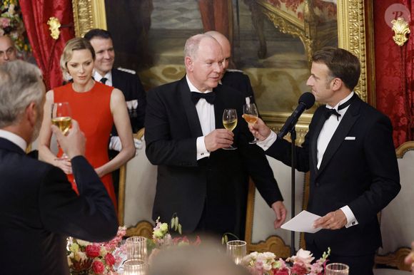 La princesse Charlène de Monaco, Le prince Albert II de Monaco, Le président Emmanuel Macron lors du dîner d'état au palais princier dans le cadre de la visite d'État de deux jours du couple présidentiel français à Monaco avant l'Unoc3 le 7 juin 2025.
© Ludovic Marin / Pool / Bestimage