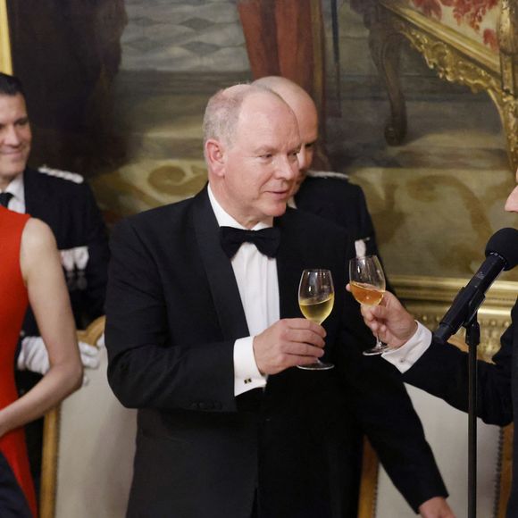 La princesse Charlène de Monaco, Le prince Albert II de Monaco, Le président Emmanuel Macron lors du dîner d'état au palais princier dans le cadre de la visite d'État de deux jours du couple présidentiel français à Monaco avant l'Unoc3 le 7 juin 2025.
© Ludovic Marin / Pool / Bestimage