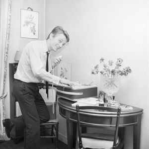 Pour les plus curieux, sa fiche est disponible sur le site de l'agence Architecture de collection. 

Archives - En France, Claude François posant le 22 janvier 1964.