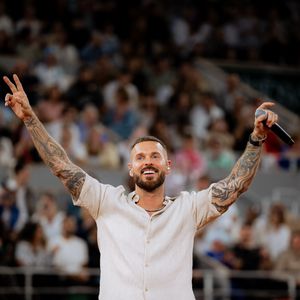 Le chanteur français Matt Pokora chante lors de la soirée « Gael and friends » de la 4ème journée des qualifications de Roland-Garros 2026, à Roland-Garros le 20 mai 2026 à Paris, en France. © Pauline Figuet/Sport Press Photo via ZUMA Press/Bestimage