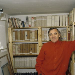 Avec un grand jardin et une bibliothèque

Archives - En Suisse, Charles Aznavour chez lui dans sa maison de Cologny en février 1986.
Michel Ristroph via Bestimage