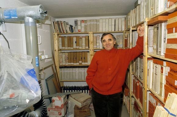 Avec un grand jardin et une bibliothèque

Archives - En Suisse, Charles Aznavour chez lui dans sa maison de Cologny en février 1986.
Michel Ristroph via Bestimage