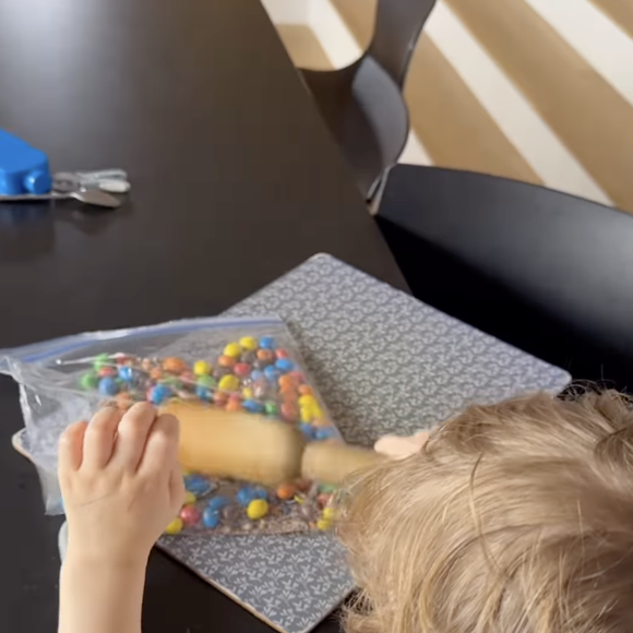 Pourtant, à l'occasion du Nouvel an, le papa et beau-papa a décidé de faire une entorse à sa règle et de dévoiler de tendres images de sa famille. On y découvre par exemple son fils, le petit Edgar, à la tête blonde. 

Vianney fait le bilan de son année 2024 sur Instagram