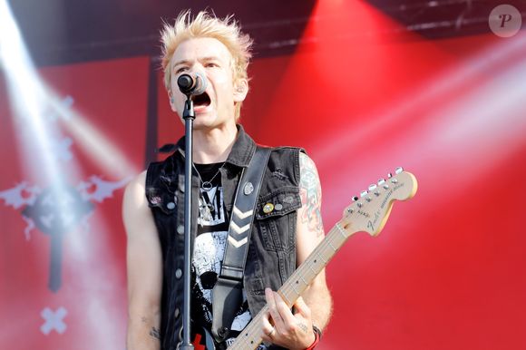 "Mesdames et messieurs, devenons… fous (...) Nous avons toute une gamme d’émotions à traverser ensemble", a déclaré le chanteur Deryck Whibley, ex-mari d'Avril Lavigne. 

Sum 41 - Festival Rock en Seine au Domaine Nationale de Saint-Cloud à Paris, le 28 août 2016.  © Lise Tuillier/Bestimage