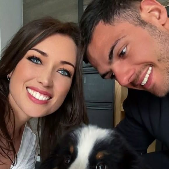 Il y a un mois, Elsa Esnoult officialisait son amour pour Alexis, un influenceur adepte des salles de sports (et très musclé).

Elsa Esnoult et son compagnon Alexis sur Instagram