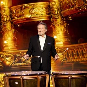 Exclusif - Eddy Mitchell - Tournage de l'émission "La Fine Equipe de Pierre Palmade", diffusée le 25 juin sur France 2
© Cyril Moreau-Tiziano Da Silva / Bestimage
France Télévisions lance une nouvelle création de divertissement, une soirée événement orchestrée par P.Palmade et ses amis.
Lors de cette soirée mythique placée sous le signe de l’humour, de la comédie et de la musique,  près de 45 artistes se réunissent autour de P.Palmade pour chanter, faire des sketchs, s’amuser, rire et vous faire rire comme à l’époque des grandes émissions de variétés où les stars venaient juste pour le plaisir.
Ils ont tous accepté de jouer le jeu en venant participer à cette émission événementielle.
Dans des décors conçus spécialement pour ce show, tous ces artistes joueront de nombreux sketchs écrits pour l’occasion par P.Palmade, le samedi 25 juin 2022 sur France 2 à 21.10.
Ne ratez pas N.Baye en call-girl, M.Robin et P.Palmade dans la peau de « Laurel et Hardy » ou de « Marie-Antoinette et Louis XVI », mais aussi C.Bouquet en « Joconde », etc.
Ces mêmes artistes reprendront également des sketchs célèbres (« Le Scrabble », « L’après dîner »…) en formant à chaque fois des duos inédits.
Aussi des artistes de variétés d’aujourd’hui rendront hommage aux stars de la chanson d’hier en s’échangeant leurs chansons dans des duos étonnants et improbables.
Quand C.Willem chante « Le chat botté », C.Goya, elle, reprend « Double jeu », ou encore V.Niclo qui reprend « Vanina »
« La fine équipe », c’est le défi fou que s’est lancé P.Palmade avec ce casting d’exception.
Générosité, partage, bonne humeur et complicité seront les maîtres mots de ce divertissement original.