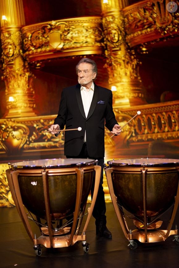 Exclusif - Eddy Mitchell - Tournage de l'émission "La Fine Equipe de Pierre Palmade", diffusée le 25 juin sur France 2
© Cyril Moreau-Tiziano Da Silva / Bestimage
France Télévisions lance une nouvelle création de divertissement, une soirée événement orchestrée par P.Palmade et ses amis.
Lors de cette soirée mythique placée sous le signe de l’humour, de la comédie et de la musique,  près de 45 artistes se réunissent autour de P.Palmade pour chanter, faire des sketchs, s’amuser, rire et vous faire rire comme à l’époque des grandes émissions de variétés où les stars venaient juste pour le plaisir.
Ils ont tous accepté de jouer le jeu en venant participer à cette émission événementielle.
Dans des décors conçus spécialement pour ce show, tous ces artistes joueront de nombreux sketchs écrits pour l’occasion par P.Palmade, le samedi 25 juin 2022 sur France 2 à 21.10.
Ne ratez pas N.Baye en call-girl, M.Robin et P.Palmade dans la peau de « Laurel et Hardy » ou de « Marie-Antoinette et Louis XVI », mais aussi C.Bouquet en « Joconde », etc.
Ces mêmes artistes reprendront également des sketchs célèbres (« Le Scrabble », « L’après dîner »…) en formant à chaque fois des duos inédits.
Aussi des artistes de variétés d’aujourd’hui rendront hommage aux stars de la chanson d’hier en s’échangeant leurs chansons dans des duos étonnants et improbables.
Quand C.Willem chante « Le chat botté », C.Goya, elle, reprend « Double jeu », ou encore V.Niclo qui reprend « Vanina »
« La fine équipe », c’est le défi fou que s’est lancé P.Palmade avec ce casting d’exception.
Générosité, partage, bonne humeur et complicité seront les maîtres mots de ce divertissement original.
