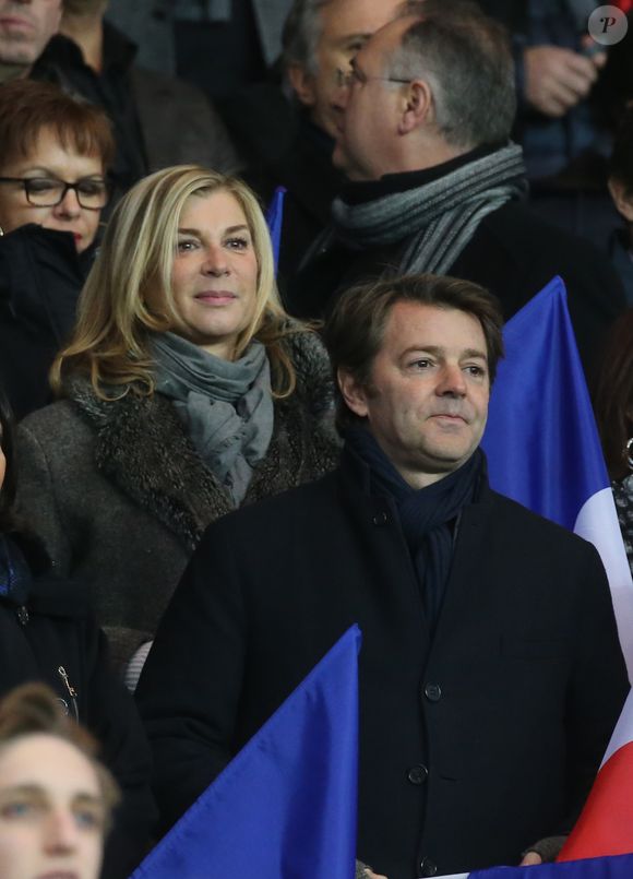 Ensemble, ils ont formé une famille recomposée puisque si la comédienne de 64 ans était déjà maman d'une fille, François Baroin avait quant à lui trois enfants nés de son mariage avec la journaliste et présentatrice Valérie Broquisse

Michèle Laroque, son compagnon François Baroin - Personnalités lors du match de football  Paris Saint-Germain (PSG) -Troyes au Parc des Princes à Paris, le 28 novembre 2015. Agence / Bestimage