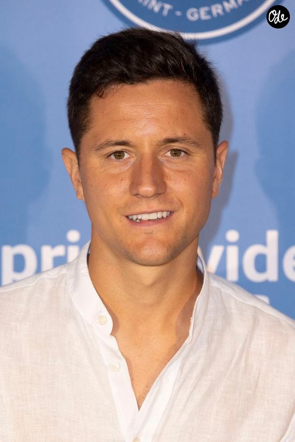 Malgré l’obligation de lui verser un salaire minimum estimé à 25 000 euros brut par an, le Real Saragosse bénéficie ainsi d’un don destiné à soutenir ses finances. 

Ander Herrera - Photocall de l'avant-première de la deuxième saison de sa série documentaire Amazon Exclusive : "PSG Ô Ville Lumière, 50 ans de légende" au Parc des Princes le 9 septembre 2021
© Cyril Moreau / Bestimage