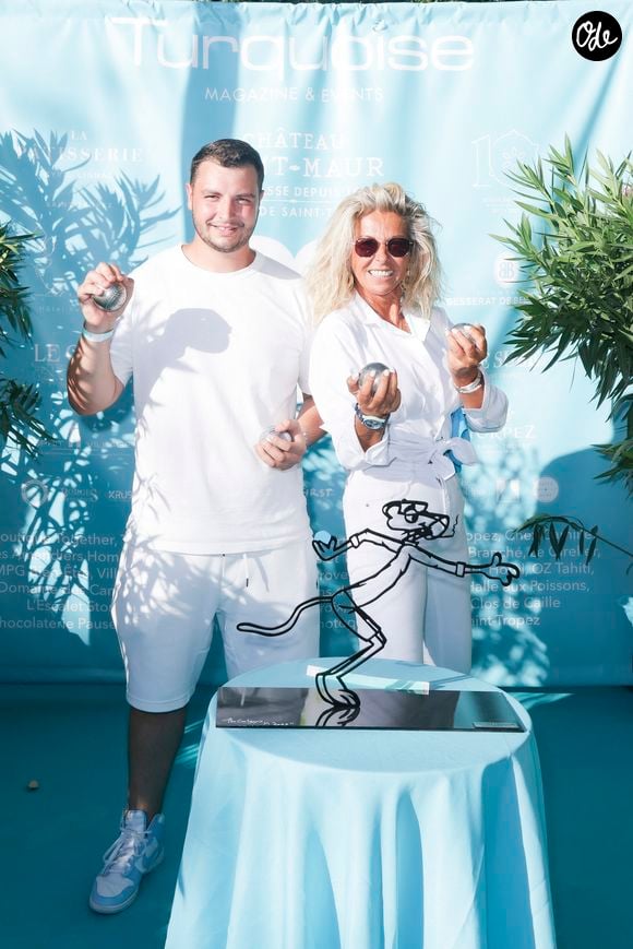À travers ses 47 publications, le jeune influenceur food propose des recettes aussi saines qu'appétissantes. Sur son feed, on salive devant des bowls ultra-colorés remplis de légumes frais, des rouleaux de printemps généreux ou encore de belles assiettes équilibrées.

Caroline Margeridon et son fils Alexandre lors d'un tournoi de pétanque caritatif organisé par Turquoise magazine au profit de l'association « Sourire à la vie » (association qui soutient les enfants atteints du cancer) place des Lices à Saint-Tropez le 13 août 2023.

© Jack Tribeca / Bestimage