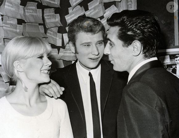 16 avril 1965 - Paris, France - SYLVIE VARTAN et JOHNNY HALLYDAY sont avec GILBERT BECAUD dans la loge de Hallyday avant qu'il ne monte sur scène et se produise au théâtre Olympia. Photo by Alamy/ABACAPRESS.COM