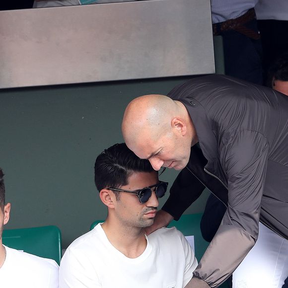 Zinédine Zidane et ses fils Luca et Enzo dans les tribunes des Internationaux de France de Tennis de Roland Garros à Paris, le 10 juin 2018. © Dominique Jacovides - Cyril Moreau/Bestimage