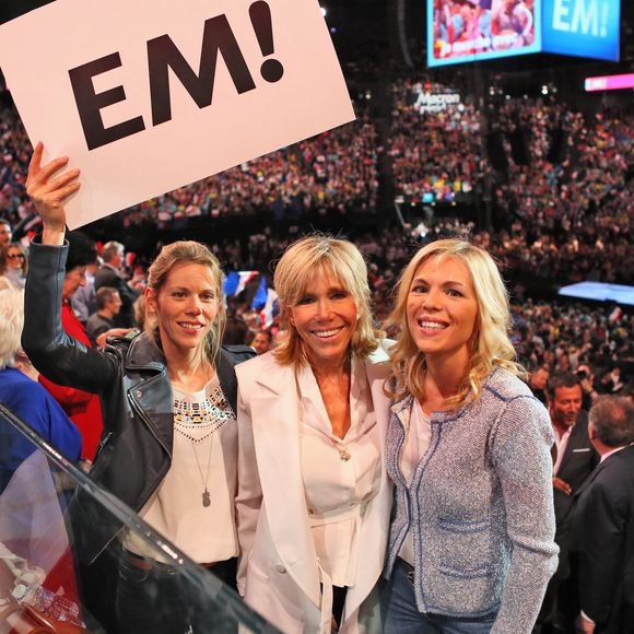 Brigitte Macron, Laurence Auzière Jourdan et Tiphaine Auzière à l'AccorHotels Arena à Paris, le 17 avril 2017.

Photo : Dominique Jacovides - Sébastien Valiela / Bestimage