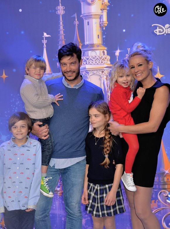 En 2013, le couple décide d'agrandir la famille. Nouvelle surprise : Élodie Gossuin est de nouveau enceinte de jumeaux !

Elodie Gossuin, Bertrand Lacherie et leurs 4 enfants Rose Lacherie, Jules Lacherie, Joséphine Lacherie, Léonard Lacherie lors du 25 ème anniversaire de Disneyland Paris à Marne-La-Vallée le 25 mars 2017

© Veeren Ramsamy