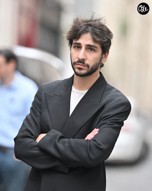 Ben Attal lors de la cérémonie de dévoilement de la plaque de la "Maison des Illustres" à la Maison Gainsbourg à Paris, en France, le 2 avril 2024. Photo : Eliot Blondet/Abaca
