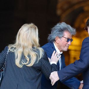 Tony Frank, David Hallyday, Sylvie Vartan et son mari Tony Scotti - Obsèques de Nathalie Baye en l'église Saint-Sulpice à Paris le 24 avril 2026. © Dominique Jacovides - Coadic Guirec / Bestimage