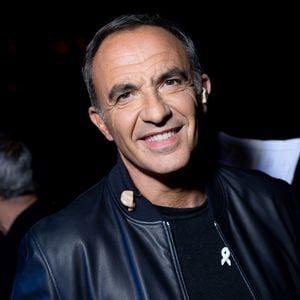 Exclusif - Nikos Aliagas en backstage de l'enregistrement de l'émission "Nos voix pour toutes" au profit de la Fondation des femmes à l'Adidas Arena diffusée sur TMC le 25 novembre 2025, à Paris, France, le 19 novembre 2025. © Guirec-Moreau/Bestimage