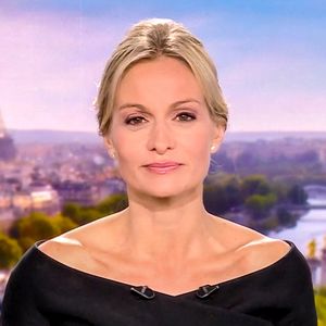 Une consoeur d’Audrey Crespo-Mara lui apporte son soutien.

Audrey Crespo-Mara au JT de 20h de TF1.

Photo : Capture TV / Bestimage