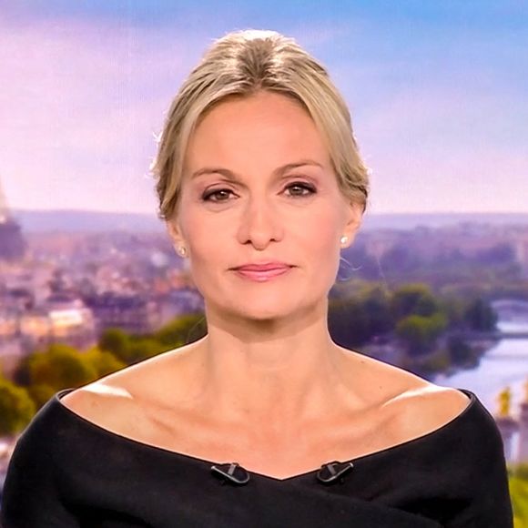 Une consoeur d’Audrey Crespo-Mara lui apporte son soutien.

Audrey Crespo-Mara au JT de 20h de TF1.

Photo : Capture TV / Bestimage