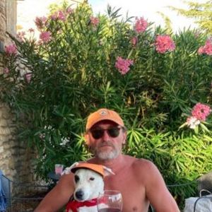Jean-Paul Rouve et son chien dans le Luberon