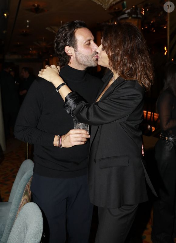 Parmi les invités présents, le mari de la reine l'animatrice télé et radio, Greg Levy ! Le couple est apparu heureux et amoureux, partageant des baisers tout au long de la soirée.

Exclusif -  Laurie Cholewa et Greg Levy aux Jardins du Presbourg à Paris, le 6 novembre 2025.

Photo : Marc Ausset-Lacroix / Bestimage